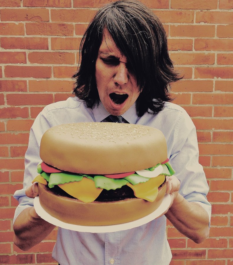 Patxo Escobar con una torta de hamburguesa hecha por su mujer: Sweetmafer.com