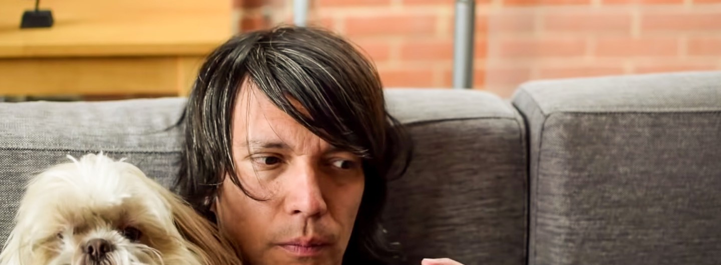 Patxo Escobar y su perro Manolo en una escena de T.A.P.: The Anxiety Project