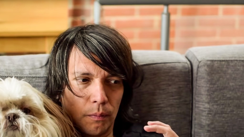 Patxo Escobar y su perro Manolo en una escena de T.A.P.: The Anxiety Project