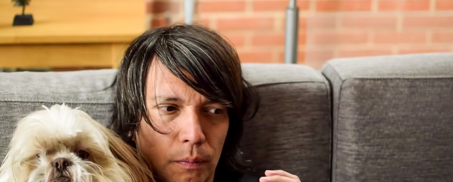 Patxo Escobar y su perro Manolo en una escena de T.A.P.: The Anxiety Project